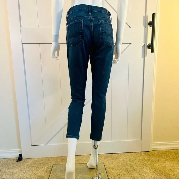 7 For All Mankind Women's Cropped
Gwenevere Dark Wash - Size 27 - Picture 5 of 9